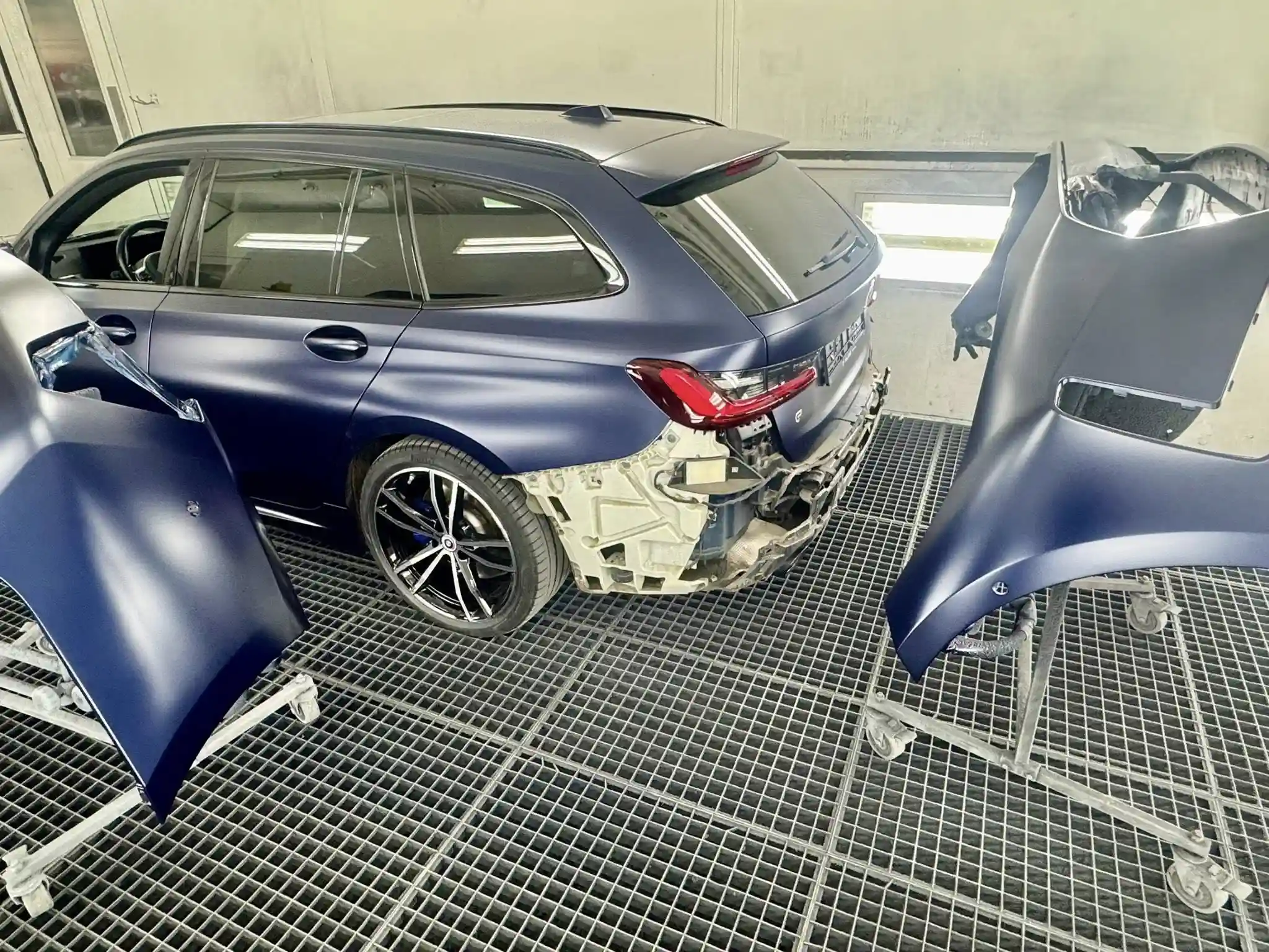 Voiture accidentée prise en charge à l'atelier de carrosserie NAWCAR Paris 17