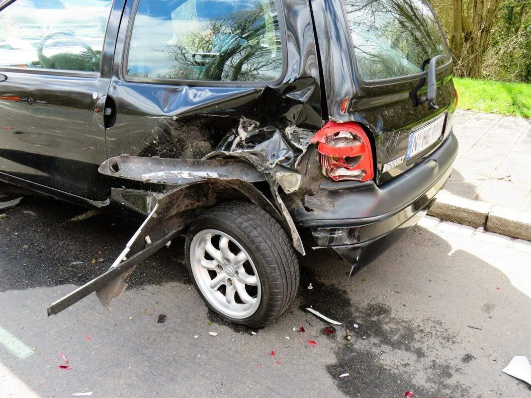Arrière de voiture enfoncé après un choc, hayon et pare-choc arrière endommagés en atelier