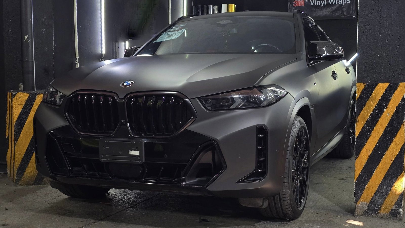 BMW en cours de covering par un poseur NAWCAR à Paris