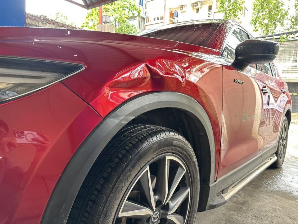 Carrossier indépendant NAWCAR examinant une carrosserie endommagée à Paris 17
