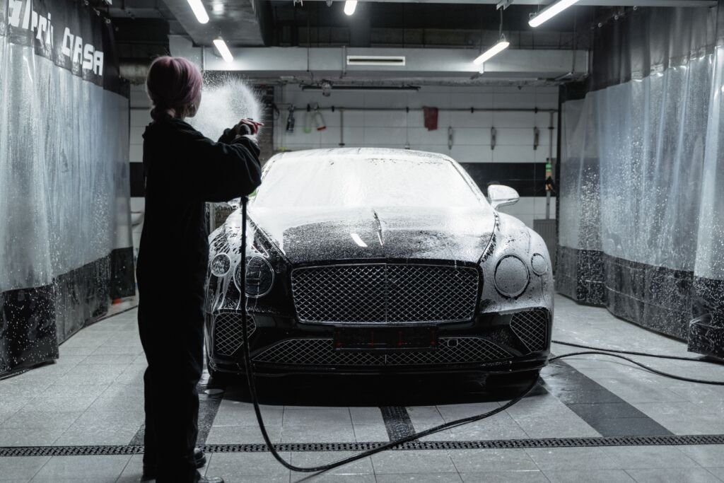 Prix detailing voiture à Paris : tarifs complets par prestation 2026
