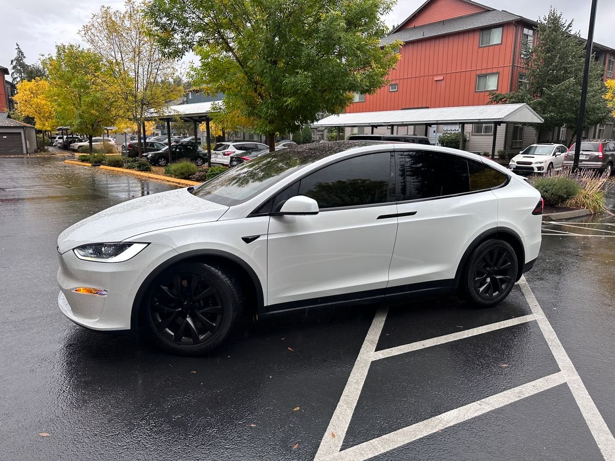 SUV blanc avec vitres teintées noires, contraste net entre carrosserie claire et vitrage foncé