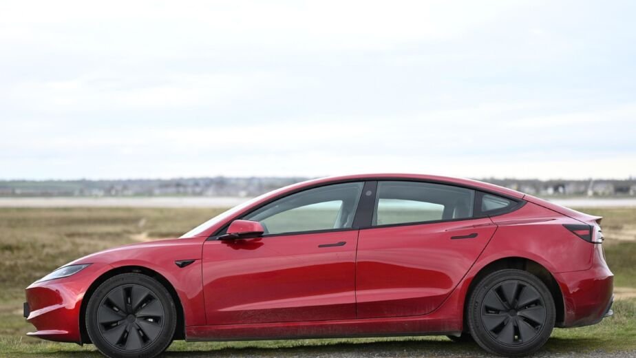 Tesla Model 3 de profil, zones de carrosserie exposees aux gravillons et frottements