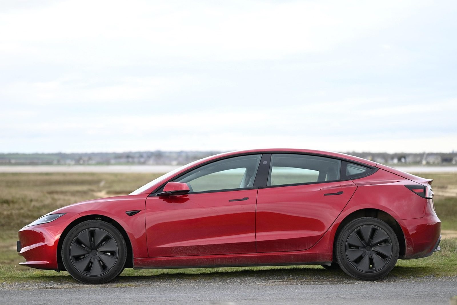 Tesla Model 3 de profil, zones de carrosserie exposées aux gravillons et frottements