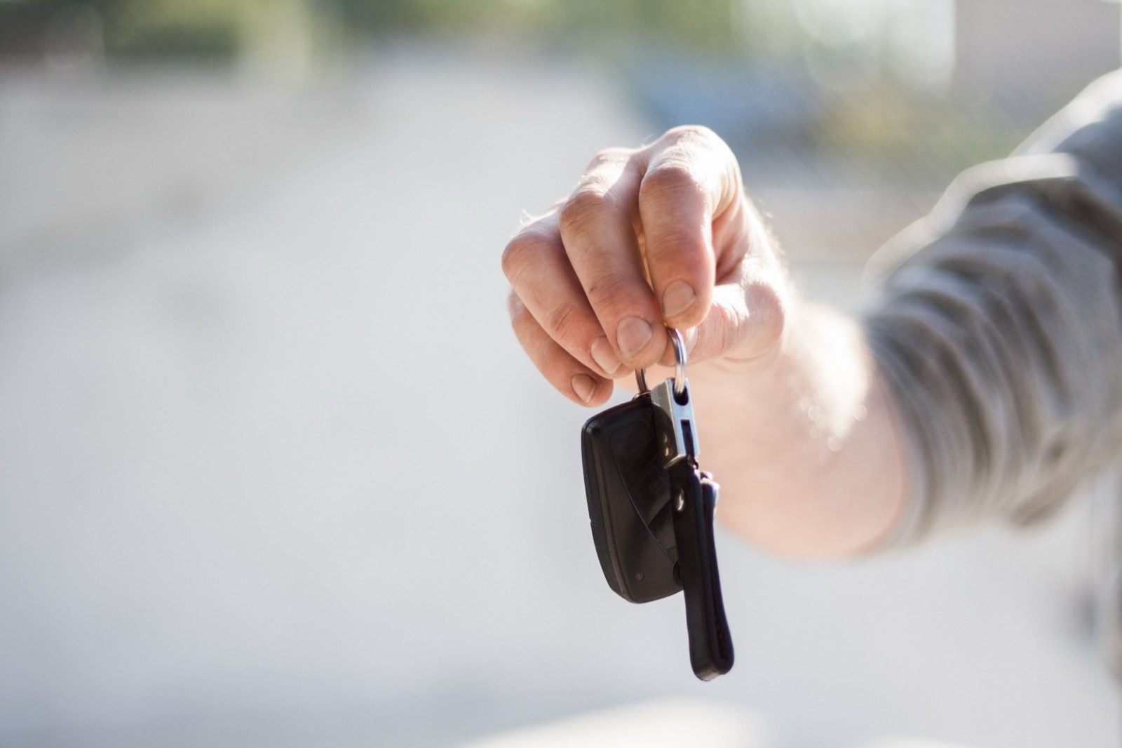 Remise des clés de voiture à l'acheteur lors d'une vente entre particuliers