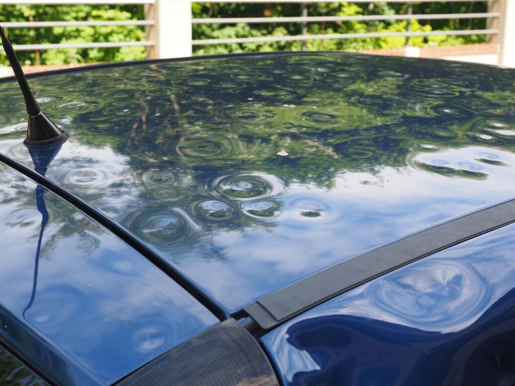 Voiture grêlée : que faire, qui paie, et faut-il repeindre ?